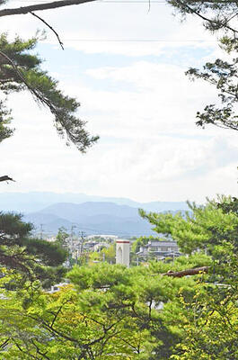 安積山公園の丘の上から旧奥州街道が続く北西を望む。芭蕉がどれほど熱心に花かつみを探したかは分からないが、街道を北上したのは確かだ＝郡山市日和田町