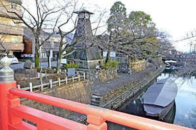 芭蕉が船に乗り伊勢へ旅立った船町港の跡。船町港は、大垣城下を巡る水門川に設けられた川港で、水門川は揖斐川と合流し、大垣と桑名の間を船が行き交った。奥は元禄時代に建てられた住吉灯台、川に浮かぶのは小鵜飼舟＝岐阜県大垣市