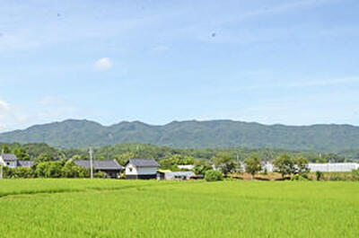 夏井川が流れる小さな平野に開けた小川町の田園風景。山並みの左端には心平が詠んだ二ツ箭山が見える（二つ並んだ小さな出っ張りのうちの右側。いわき市小川町塩田字間門から北東の方角を撮影）