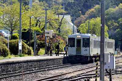 新緑に包まれた舞木駅のホーム