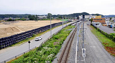 避難指示の解除後に町民がまとまって生活するためＪＲ双葉駅西側（写真左手）で居住エリアの造成が進む。帰還した町民の新たなコミュニティーづくりや避難を続ける人のつながりの維持が課題となる＝双葉町長塚