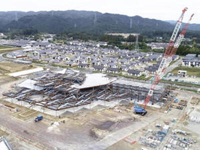 大熊町大川原地区で整備が進む「学び舎ゆめの森」の新校舎（手前）＝１０月１７日（町提供）