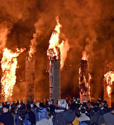 有観客で開催し複数本の松明が立ち並んだ「松明あかし」＝１２日、須賀川市