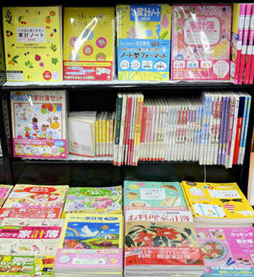 書店に並ぶさまざまな種類の家計簿。年末年始を中心に家計簿売り場を広く展開するが、それ以降も、日付を自由に書き込めるタイプの商品を通年販売しているという＝福島市の岩瀬書店ヨークベニマル福島西店