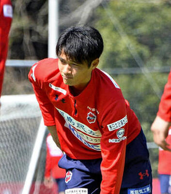 <b>いこま・じん</b>　鹿児島県出身。６年で横浜Ｆマリノスから富山、北九州、山口と渡り歩いた。身長１８５センチ、体重７８キロ。２４歳。