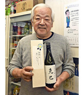 「お父さんに感謝を込めて贈ってほしい」と話す佐藤店主