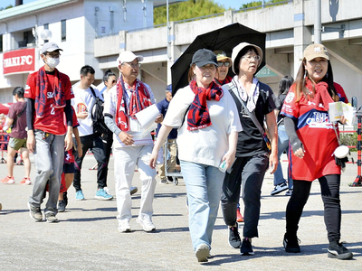 ハワイアンズスタジアムいわき周辺のコースを歩く参加者ら