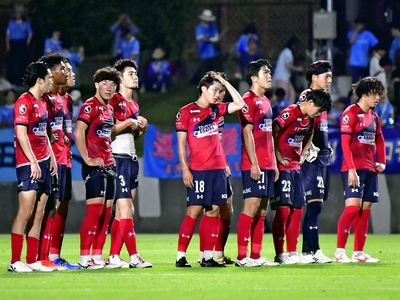 【いわき―横浜ＦＣ】試合終了後、肩を落とすいわきイレブン。今季最多の４失点を喫した＝ハワイアンズスタジアムいわき