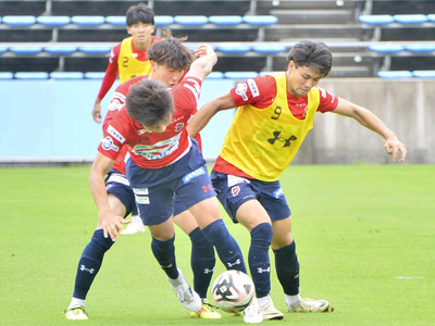 「常にチャレンジャーのつもりで戦って勝ちたい」と意気込む五十嵐（右）