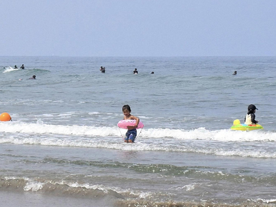 海開きを迎え、海岸で水遊びを楽しむ子どもたち