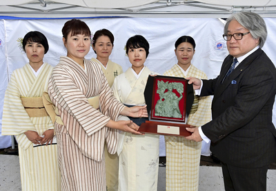 みんゆう県民大賞を受賞し、野崎社長から盾を受ける（左から）占部さん、安斎さん、稲葉史子さん、橋本さん、池谷紀美さん＝昭和村