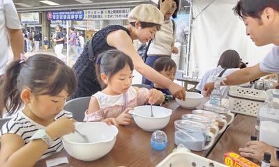 バスボム作りに挑戦する子どもたち＝郡山市・ＪＲ郡山駅前