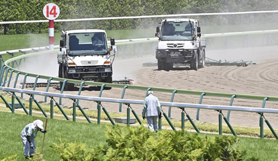 レースの合間にダートコースを力強い走りで整地するウニモグ＝６月２９日、ＪＲＡ福島競馬場（永山能久撮影） 【撮影情報】カメラ・ニコンＤ６、レンズ・ニコン８０―４００ミリ、 　絞り値・ｆ／２０、シャッター速度・１／１０００秒、ＩＳＯ・オート