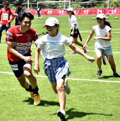 いわきＦＣの選手と鬼ごっこをして交流を深める子どもたち