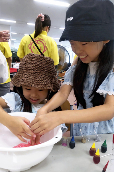 スライム作りを体験する子どもたち