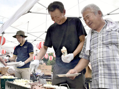 バーベキューを楽しむ住民ら