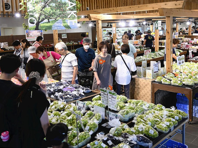 買い物客でにぎわう道の駅国見あつかしの郷