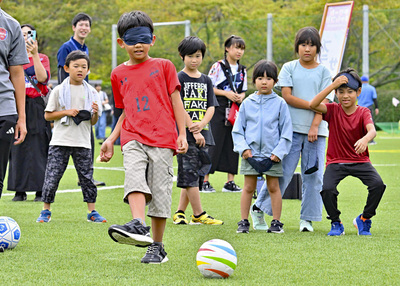 ブラインドサッカーを楽しむ子ども