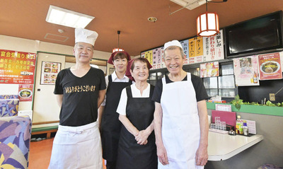 店内で笑顔を見せる佐藤さん一家。（左から）正樹さん、智恵子さん、キイ子さん、正勝さん（矢内靖史撮影）