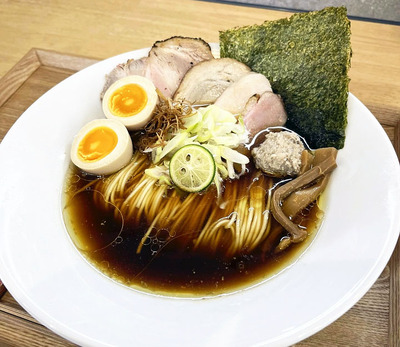 人気の特製地鶏生正油らぁ麺（１３５０円）