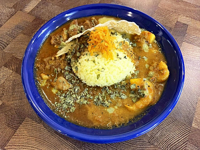 一皿で２種類のカレーが楽しめる「２種あいがけカレー」（１２００円）