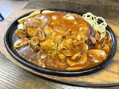 イタリアンチーズハンバーグ（ライス、サラダ、スープ付き。１３００円）