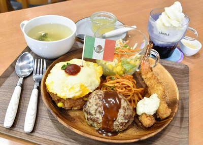 大人様ランチ（１５００円）。右奥はバタフライピーのクリームソーダ（５００円、ランチとセットで２００円引き）