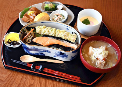 店名をあしらった「豪華おもせのり弁」（１２００円）