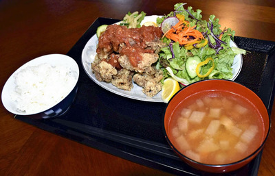 ボリューム満点な「おぐみプレート　チキン揚げのみそトマトソース」（１０００円）