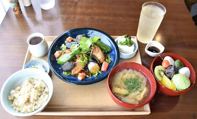 季節のごちそう定食（１５００円）、アイス付きあんみつ（手前右、７００円、なくなり次第終了）、自家製梅ジュース（奥右、５５０円）