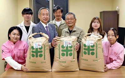 贈呈式に臨んだ憲吾さん（前列左から３人目）、荒井学類長（同２人目）ら