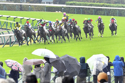 開幕初日から迫力あるレースが繰り広げられた「秋の福島競馬」＝２日午前、ＪＲＡ福島競馬場