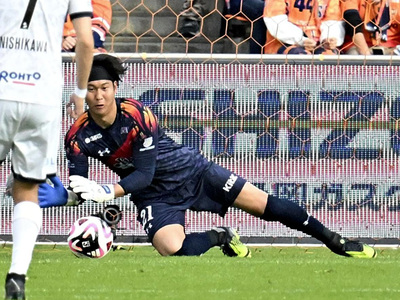 【清水―いわき】前半、横っ飛びでシュートを止めるいわきのＧＫ立川＝ＩＡＩスタジアム日本平