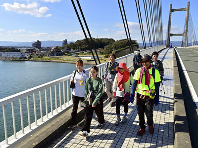 青空の下、松川浦の景色を楽しみながら歩く参加者＝３日、相馬市