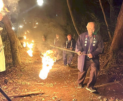 小松明を手に、神社を目指す参列者