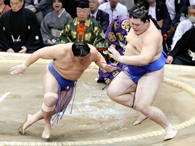 若隆景（左）が押し出しで大の里を破る