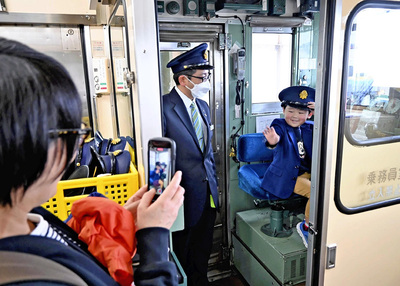 運転台で写真撮影を楽しむ来場者