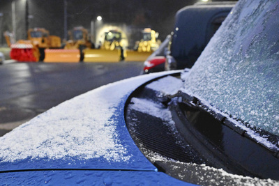 土湯トンネル付近では車に雪がうっすらと積もっていた＝１８日午後４時５５分、猪苗代町