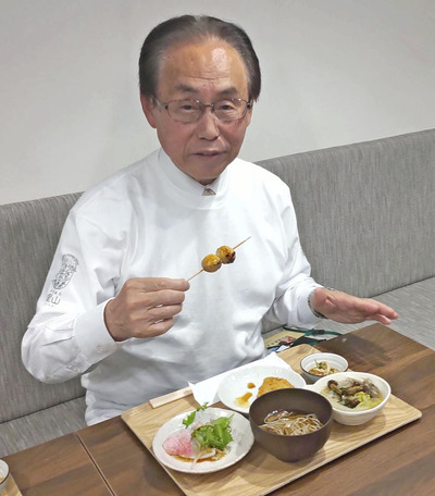 試食会で川俣シャモなどをＰＲする藤原町長