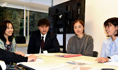 イベント開催に向けて準備している小林さん（右から２人目）と和知理事長（同３人目）ら