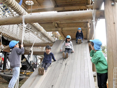 木製の遊具で遊ぶ園児。整備には県の森林環境税が活用されている＝会津若松市・とうみょう子ども園