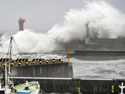 防波堤に激しく打ち寄せる大波。地球温暖化は台風にも影響する＝２０１９年１０月、いわき市・四倉港