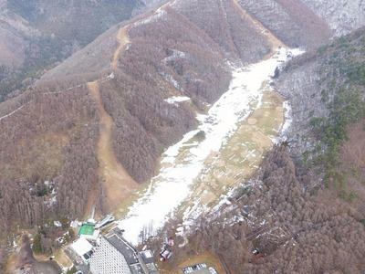 積雪が少なく地面が見えるスキー場。雪をかき集めて一部コースのみ営業した＝２０２３年１２月（ホテルリステル猪苗代提供）