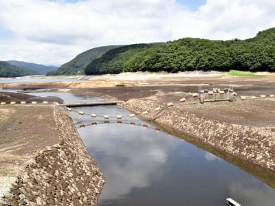 水が少なくなった羽鳥ダム。春先に水が不足すると農作業に影響が出る＝２０２３年８月、天栄村