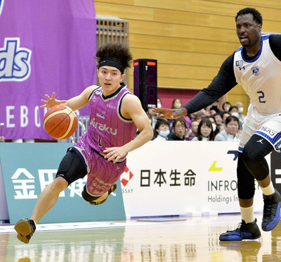 【福島―福井】Ｂリーグデビューを飾った福島の佐藤（左）＝田村市総合体育館