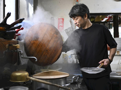 ４代目店主の福地隆史さん。８０年以上続く店の味を継承し続けている（石井裕貴撮影）