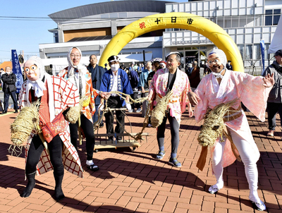 滑稽なしぐさで見物人を楽しませながら花嫁行列を先導する「かご馬」役の男性陣