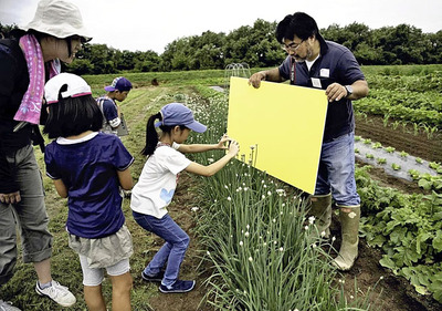 猪苗代青年会議所が主催する野菜の花の撮影会に講師として参加する私（右）。子どもたちと楽しいひとときを過ごした