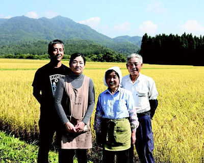 長年、大福や団子に使う有機米を栽培している農家の家族の皆さん。有機ＪＡＳ認定のお米は風味豊かで栄養価も高い