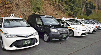 ライドシェアの表示をして来年１月から運行する昭和タクシーの通常車両＝二本松市